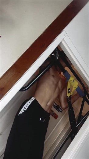 10K views · 160 reactions | Tractions à la maison. Restez en forme grâce au fitness au poids du corps. Accessible à tous avec très peu de matériel. #fitness #tractions #entraînementàlamaison #entraînement #musculation #gym #gymàlamaison #resterenforme | Pierre Lennon Souchon | Facebook