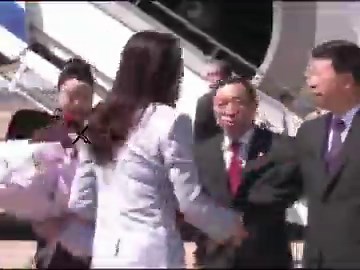 عـــــــاجل وغير عادي🔴في طعنة جديدة للجدار الأمريكي المهترئ.. زعيمة تايوان الوطنية تشنغ ليون وصلت البر الصيني رافقها وفد كبير، وأقيمت لهم استقبال لائق ومأدبة فطور عند وصولهم.