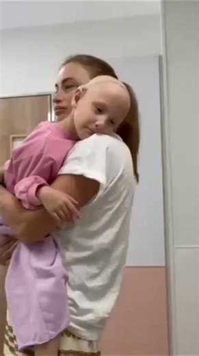 Mi pequeña Olivia ha vivido cosas que muy pocos adultos podrían soportar. Su lucha comenzó en el mismo instante en que nació. 💛 Llegó demasiado pronto a este mundo, pesando apenas 800 gramos y midiendo solo 31 centímetros. Durante tres meses que parecieron eternos miré su cuerpito diminuto dentro de la incubadora, con máquinas que respiraban por sus frágiles pulmoncitos. En ese tiempo luchó contra una sepsis, una neumonía, varias transfusiones e infecciones que casi me la arrebatan. Los médicos