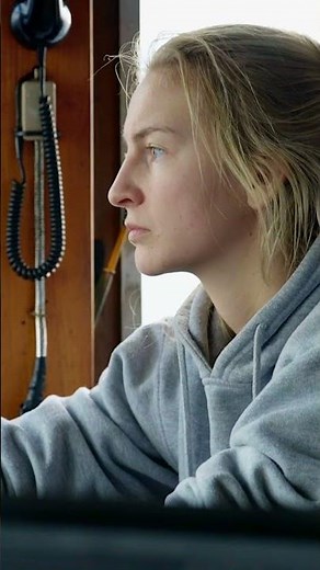 1,800 pounds of tension on the line SNAPS on crew member | Deadliest Catch | Discovery