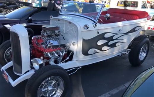 看看这些经典老车，非常富有年代的气息！