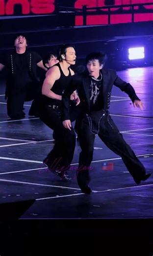 銀赫公主抱東海、圭賢勾希澈Sorry Sorry 5💙SuperJunior LIVE‪@eunhyuk‬‪@DonghaeLEE‬‪@siwonchoi‬#은혁#superjunior#슈퍼주니어‪‪‪‪