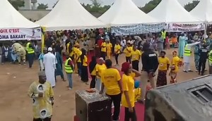 Maroua was brought to a standstill this Thursday by the “yellow wave” of Issa Tchiroma Bakary. The candidate of the National Salvation Front of Cameroon (FSNC) drew massive crowds, turning the city into a sea of yellow in a powerful show of support. Thousands of supporters flooded the streets to cheer for the man they now call the “candidate of transition”, expressing strong enthusiasm for his message of renewal and social justice. Just two days after the visit of incumbent president Paul Biya, 