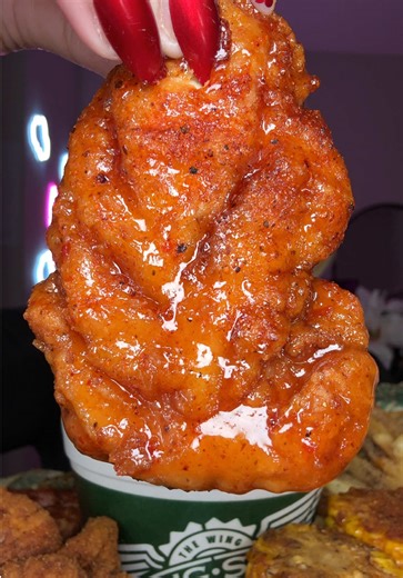 Trying Wingstop’s new flavors sweet garlic hot honey and saucy Sriracha hot honey both 10/10 😍 #wingstop #wingstopranch #mukbang #viral #foryoupage Wingstop mukbang