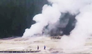 Yellowstone National Park: Ear Spring SPEWS hot water