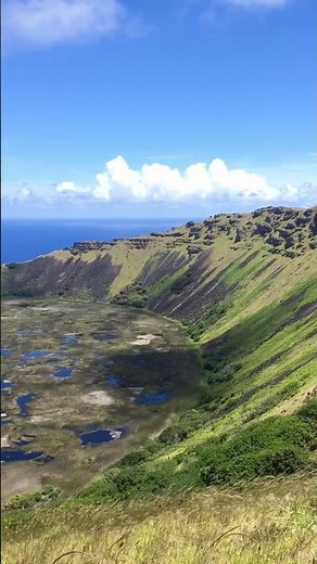 Você está olhando para um dos lugares mais sagrados de Rapa Nui — o vulcão 🌋 Rano Kau