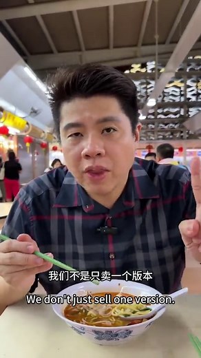 🦐 Wah Kee Big Prawn Noodles – 70 Years of Tradition & Michelin Recognized! 🏅 Today, K2 is bringing you to one of Singapore’s hidden gems—Wah Kee Big Prawn Noodles at Pek Kio Market. Established in 1951, this iconic stall has been serving delicious prawn noodles for 70 years and even earned a Michelin food award!✨ If you’re a prawn noodle lover, this is a must-try spot! 💰 Prices for their prawn noodles range from $10 to $30. I originally wanted to try the luxurious $25 prawn noodles, but I for