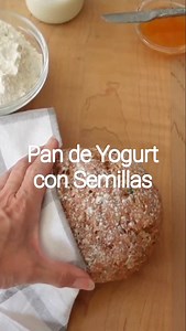 Pan de Yogurt con Semillas 👇🏻 Este pan es demasiado fácil de hacer, no necesita amasar y como no lleva levadura se hace muy rápido. Esta vez le puse una mezcla de semillas, pero si quieres lo puedes hacer sin ellas, o le puedes poner frutos secos, incluso hacerlo con un toque dulce y ponerle pasas y especias. La verdad, lo que tu imaginación quiera. Si pruebas alguna de estas opciones, me cuentas. Ingredientes: - 2 tazas de harina sin preparar (250 g) - 2 cucharaditas de polvo de hornear - ½ c