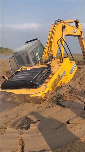 Excavator stuck in mud - how to save yourself