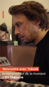 🎹 Vous avez eu ses notes de piano dans la tête en regardant « En Thérapie »… Rendez-vous avec leur compositeur, Yuksek ⤵️ | ARTE