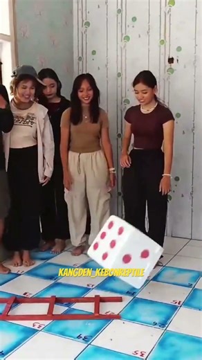 Kena ular hujau turun apa gimana ya #funny #snake #ulartangga #games