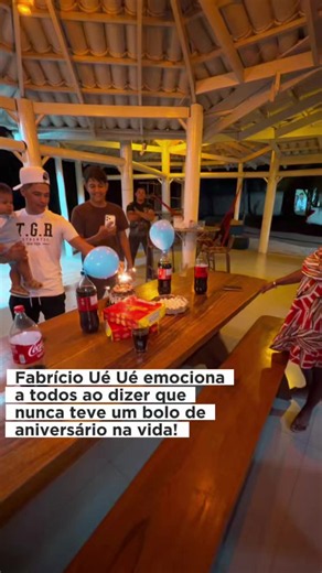 Ué ué emociona a todos pela primeira vez que tem um bolo de aniversário