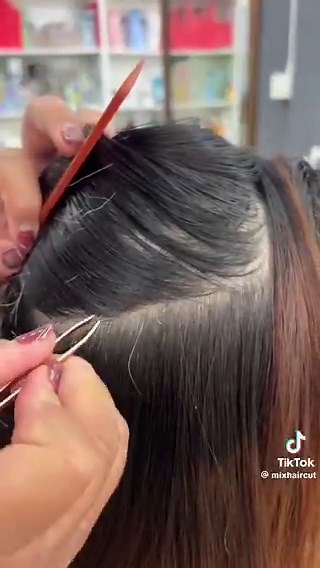 Suatu sore di bale bawah pohon 👩🏻‍🦰: Vik cabutin uban mamah 20 helai nanti mamah kasih 5ribu🧔🏻‍♂️: rejeki nomplok nih bakal maen Pb di warnet