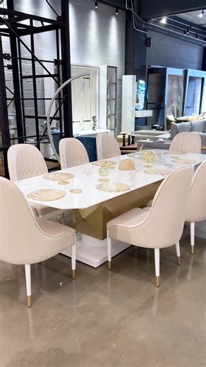 En Eclipse Design diseñamos piezas que convierten cada encuentro en una experiencia estética y memorable. Descubre este comedor en nuestro Centro de Experiencias y siente cómo el diseño transforma la manera de habitar tu hogar. Líneas de WhatsApp: 314 786 51 51 320 579 60 08 322 662 79 84 321 767 80 62 #EclipseDesign #DiseñoAlServicioDeLasEmociones #DiseñoDeInteriores