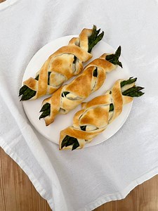 Un reel “parlato” per condividere questa settimana particolare e un’idea di taglio facile e scenografico: fagottini agli asparagi a modo mio 🤩.Sfoglia pronta, asparagi sbollentati in poca acqua salata e in pochi minuti un croccante e gustoso fagottino per #laperitivodisimona 😋.Spennello bene con olio buono sfoglia e asparagi e via in forno caldo ventilato a 200 gradi per circa 10 minuti o finché la sfoglia è dorata e croccante 😋.Vino frizzantino, compagnia giusta e il fine settimana può inizi