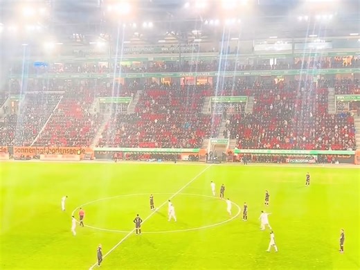 灯火辉煌的足球场上的精彩表现