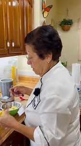 Mis hijos, tenemos que cuidar nuestra memoria, no solo las personas que ya estamos grandes, también los jóvenes tienen que cuidarse y este nutritivo licuado les va a ayudar mucho!! Es muy rico y súper útil, háganlo y verán mis hijos!!☺️#alacocinaconjacobina #tipdecocinaconjacobina #tips #tipsdelhogar #licuado #zanahoria #manzana #licuadodemanzana #licuadodezanahoria #memoria #saludable #licuadosaludable | A la Cocina con Jacobina