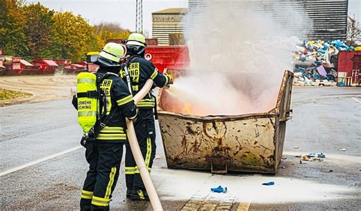 Spezial-Löschmittel „Extover“ für Batteriebrände bei der Feuerwehr Kösching