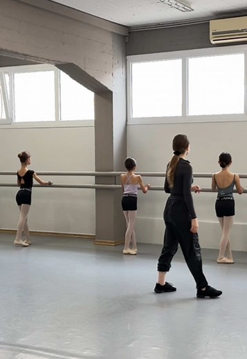 Exercise to practice entrelacé #ballet #practice #dance #ballerinas #indancestrial