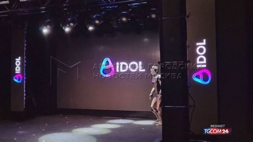Russia, il robot umanoide Aidol cade sul palco durante la presentazione