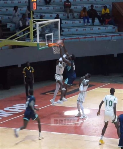 🔨😤 - - - - - - - - - - - - - - - - - - - - - - - - #senegal #basketball #basket221 #team221 #teamsenegal #sport #mariusndiaye #dakararena #instagram #kebetu #player #athlete #baller #hoops #block #hooper #thisiswhyweplay #dunk #posterize #posterized #splash #nm2 #n2 #nba #nbabasketball