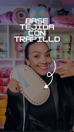 Olivia Liv Viazcan| Trapillo | Bolsos Crochet on Instagram: "Me han estado preguntando cómo preparar esta base, así que te dejo este tutorial express de cómo tejerla con trapillo, recuerda que hay diferentes formas de hacerlo depende tu diseño y puntada pero te dejo una de las más usadas 😉 🧶✨ Peeeero ojo 👀💥 El paso a paso completo ya está en mi canal de YouTube 🎥 👉 Búscame como Crochetubeando by VAVIg y lo encuentras dentro del tutorial de la mochila 🎒 Si te gustó este tipo de contenido,