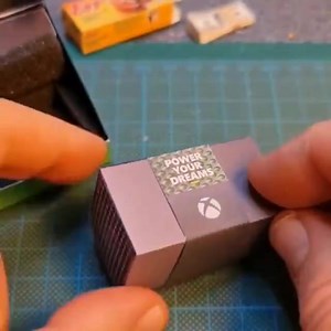 On revient de l'an 2079. 😎✌ Sympa la Xbox Series X Mini avec ses 30 jeux intégrés dont GTA 6 et Flight Simulator 2025. Par contre la 4K HDR à seulement 120 FPS, c'est vraiment moche. (via ExtremeConsoles) | recalbox.fr