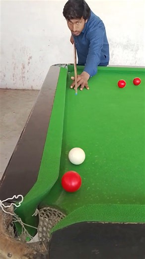 Cue ball deflection makes a difficult bank shot easier#snooker #trendingshorts