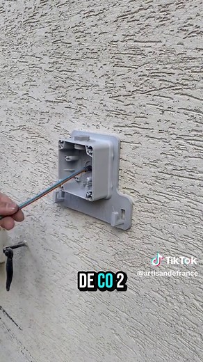 Installation d'une prise de recharge pour véhicule électrique
