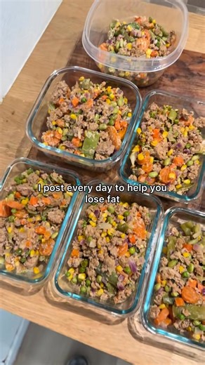 🥦 ADHD High-Volume Meal Prep 🥕 Low-calorie, high-protein, and perfect if you have ADHD and struggle with hunger, boredom eating, or decision fatigue. This recipe makes 8 giant servings — keeps you full, helps you hit your protein, and barely dents your calories 💪🔥 Macros (per serving): ~250 calories | ~34g protein | ~27g carbs | ~2.5g fat Ingredients: 🥬 1 bag (12 oz) frozen green beans 🌽 1 bag (12 oz) frozen corn 3/4 cup plain Greek yogurt ￼ 🥕 1 bag (12 oz) frozen carrots 🫛 1 bag (12 oz)