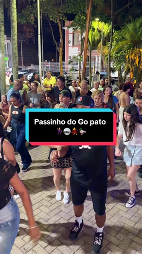 Esse passinho do Go pato é gostosinho pra dançar ! Gostaram ? 🕺🪩💃🦆 🎙️ Pato Banton - Go pato Coreografia “Azeitona”🫒,@Sandra_Oiveira08 ,@Marcos Saurin “Chelépe” 🤝 #fabioflashback #Nostalgia #fyp #flashback #passinho Assista também ⬇️ @Fabi🪩🕺Flashback 🤜🤛 Gratidão 🙏