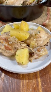 Pollo un umido con le patate 😍...https://blog.giallozafferano.it/ilcaldosaporedelsud/ricetta-pollo-in-umido-con-patate-in-bianco/ | Il caldo sapore del sud di Fernanda Nicotra