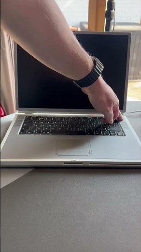 Booting a Titanium PowerBook G4 to the Mac OS 9 desktop