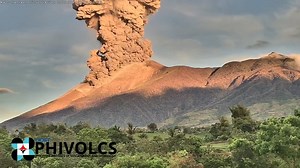 EXPLOSIVE ERUPTION AT KANLAON WATCH: Kanlaon Volcano produced a 4,000-meter tall plume after an explosive eruption occurred at 5:51 a.m. on Tuesday, April 8, Phivolcs reports. Mt. Kanlaon is still on Alert Level 3. 📹 Phivolcs | NewsWatch Plus Philippines