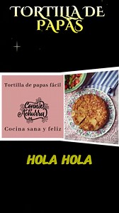 ¡Hola a todos! Hoy les traigo una receta clásica y fácil: Tortilla de Papas a mi estilo. En esta versión, precocino las papas para ahorrar tiempo y reducir el uso de aceite, manteniendo todo el sabor delicioso de la receta tradicional. Ingredientes: 3 papas medianas 1 cebolla cortada en pluma 5 huevos Aceite de oliva Sal y aliños al gusto Pasos: Hervir las papas en rodajas finas durante 10 minutos. Sofreír la cebolla en un sartén con aceite caliente hasta dorar. Batir los huevos y añadir sal y a