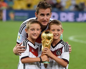 クローゼはなぜ多くのオファーを蹴って引退したのか？ 偉大なるストライカーが描くセカンドキャリア