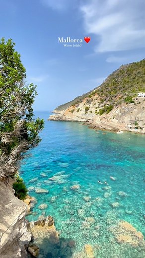 This is . . .👇🏼 . . . 📍Cala Banyalbufar, Mallorca ❤️ 🇬🇧 Discover the serene beauty of Cala Banyalbufar, a hidden gem nestled along Mallorca’s rugged coastline. Experience the perfect blend of tranquil waters and lush terraces that define this exquisite Balearic island. 🇪🇸 Descubre la serena belleza de Cala Banyalbufar, una joya escondida en la accidentada costa de Mallorca. Vive la combinación perfecta de aguas tranquilas y terrazas exuberantes que definen esta exquisita isla balear. 🇩🇪