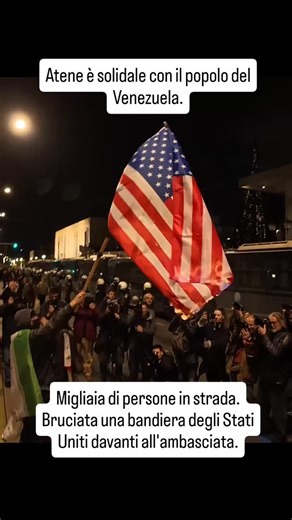 Atene è solidale con il popolo del Venezuela. Migliaia di persone sono scese in strada ad Atene, dove durante la protesta è stata bruciata una bandiera degli Stati Uniti davanti all'ambasciata. | L'AntiDiplomatico