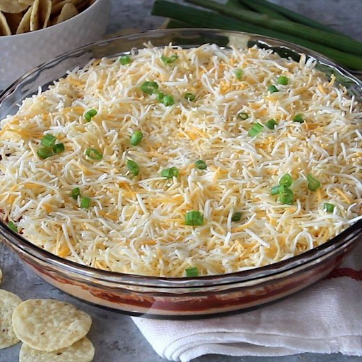 RECIPE HERE --> https://www.julieseatsandtreats.com/layered-taco-dip/ Layers of cream cheese, taoc seasoning, cheese and more make this the best Layered Taco Dip! 🌮 | Julie's Eats & Treats - Easy, Family Friendly Recipes