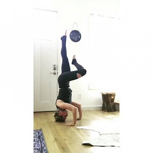 "The form always comes first. Strength will follow." ⠀⠀⠀⠀⠀⠀⠀ A lovely nugget overheard in class this AM (thanks Liz), and as a teacher who stresses alignment and form -- absolute music to my ears. ⠀⠀⠀⠀⠀⠀⠀ It brought me back to my first memory of seeing a teacher execute Flying Pigeon. Jesse Schein was teaching a hip opening class at YogaWorks on Main St (my old yoga home) and casually popped into this pose while instructing the intricate nuances of the posture. She didn't sweat or even start to 