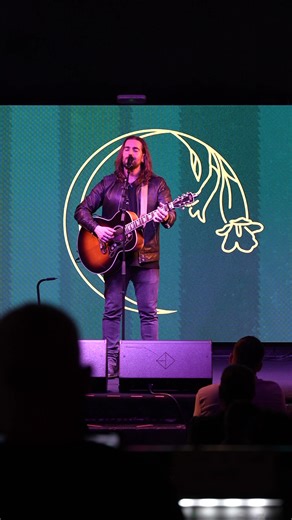 En los próximos días subiré las sorpresas, más bien regalos que me hicisteis reservando #Lúa. Nunca en veinte años había visto la sala Galileo Galilei vestida de lúa negra y jacaranda. GRACIAS porque estáis agotando #Lúa en CD y Vinilo en las tiendas y no sé cómo agradecerlo. GRACIAS. #andressuarez #newmusic