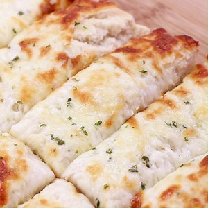 584K views · 400 reactions | 燎稜 Easy and made from scratch Cheesy Breadsticks like your favorite pizza joint! Recipe includes step by step instructions with photos! Cooking with yeast doesn’t have to be intimidating! 燎稜 https://www.lovebakesgoodcakes.com/cheesy-breadsticks/ | Love Bakes Good Cakes | Facebook
