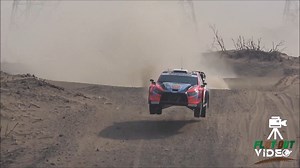 à 104 de moyenne, Ott Tänak Scratche (enfin) ds ES 10 longue de 30 km ! 1 dixième !!! (n'est ce pas dingue, ça ?) devant @martinsseks 3" devant Pajari et 5 devant @adrienfourmaux qui reste Leader !!! => Elfyn Evans bat @sebogier de ... 3 dixièmes (c'est fou ça aussi) >>> autant dire que Rien ne change au Général ... Sinon que Sesks revient 2e à 4" de Fourmaux ! Et que Thierry Neuville (problème amorto) perd 18" et se retrouve à 20 de Tanak, mais il reste 5e * chukran FlatOut Video * | Paul Fraik