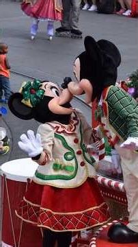 Throwback Classic Disney Christmas 2015! 🎄 #magickingdom #disneyparks #christmas #disneyparade