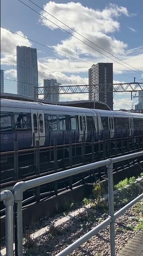 Class 345 departing Stratford #train #trainspotting #railway