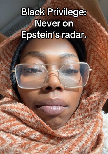 Es ist kaum zu begreifen, wie viel Leid dort geschehen ist und wie unschuldig die Opfer waren. Gleichzeitig wurde alles getan, um die Täter zu decken und ihr Netzwerk zu schützen. Das System hat versagt, nicht nur einmal, sondern immer wieder, während die Stimmen der Opfer leise blieben. Die Grausamkeit ist kaum zu fassen, und die Gleichgültigkeit der Mächtigen macht sie noch unerträglicher. #epstein #trump #skandal #verantwortung