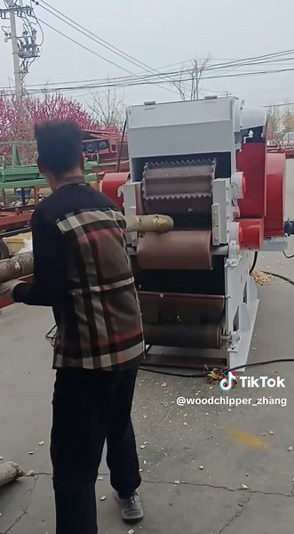 Handle a variety of wood #crusher #woodprocessing #factory #machine #shredder #woodcrusher #trees #trunk #automatic #movable #shreddermachine #woodchipper