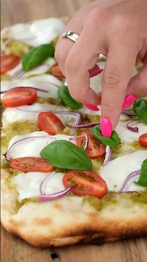 Delicious grilled pinsa with pesto, mozzarella, and cherry tomatoes - you have to try this! 🤤🥰❤️