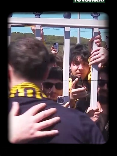 💔 “BIRAKMA BİZİ HOCAM” Hayatında ilk doğum günü pastasını Fenerbahçe’de kesti Doktorlar, maça çıkmaması konusunda uyardı ancak o maça çıktı Gazetecilerin tüm sorularını itinayla cevapladı Taraftarların arasında yer aldı Futbolcuların hepsi kendisine veda etti 👋 Domenico Tedesco, duygusal anlar yaşayarak Samandıra’dan ayrıldı. #Fenerbahçe #Domenicotedesco