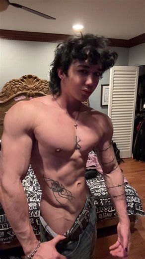 Yall think id frame mog him too? #xyzbca #clavicular #mog #alt #vtaper